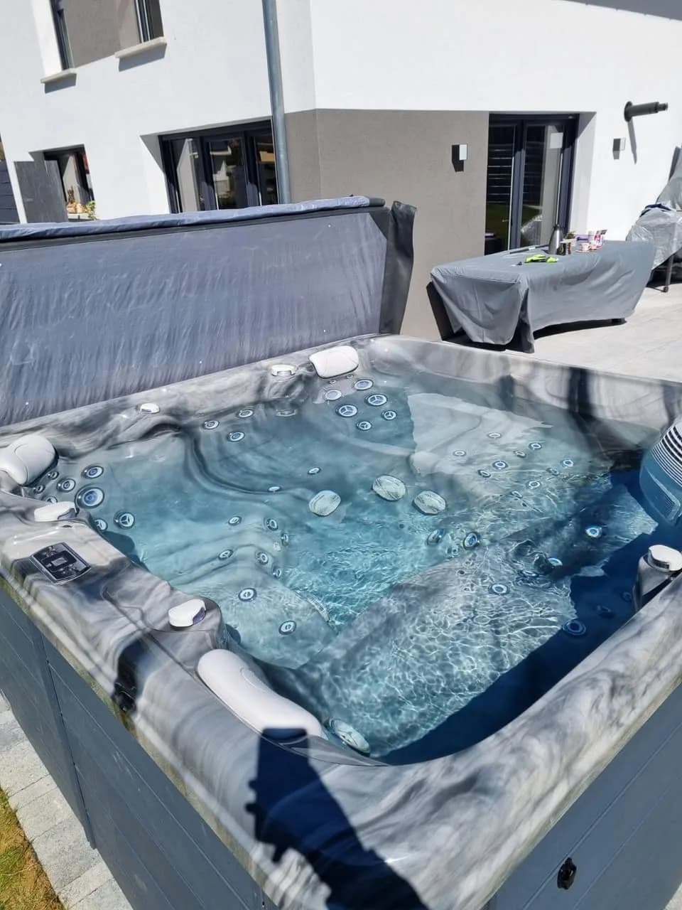 Installation d'un spa Bjørgan à Duttlenheim, cuve Odyssey, près de la maison