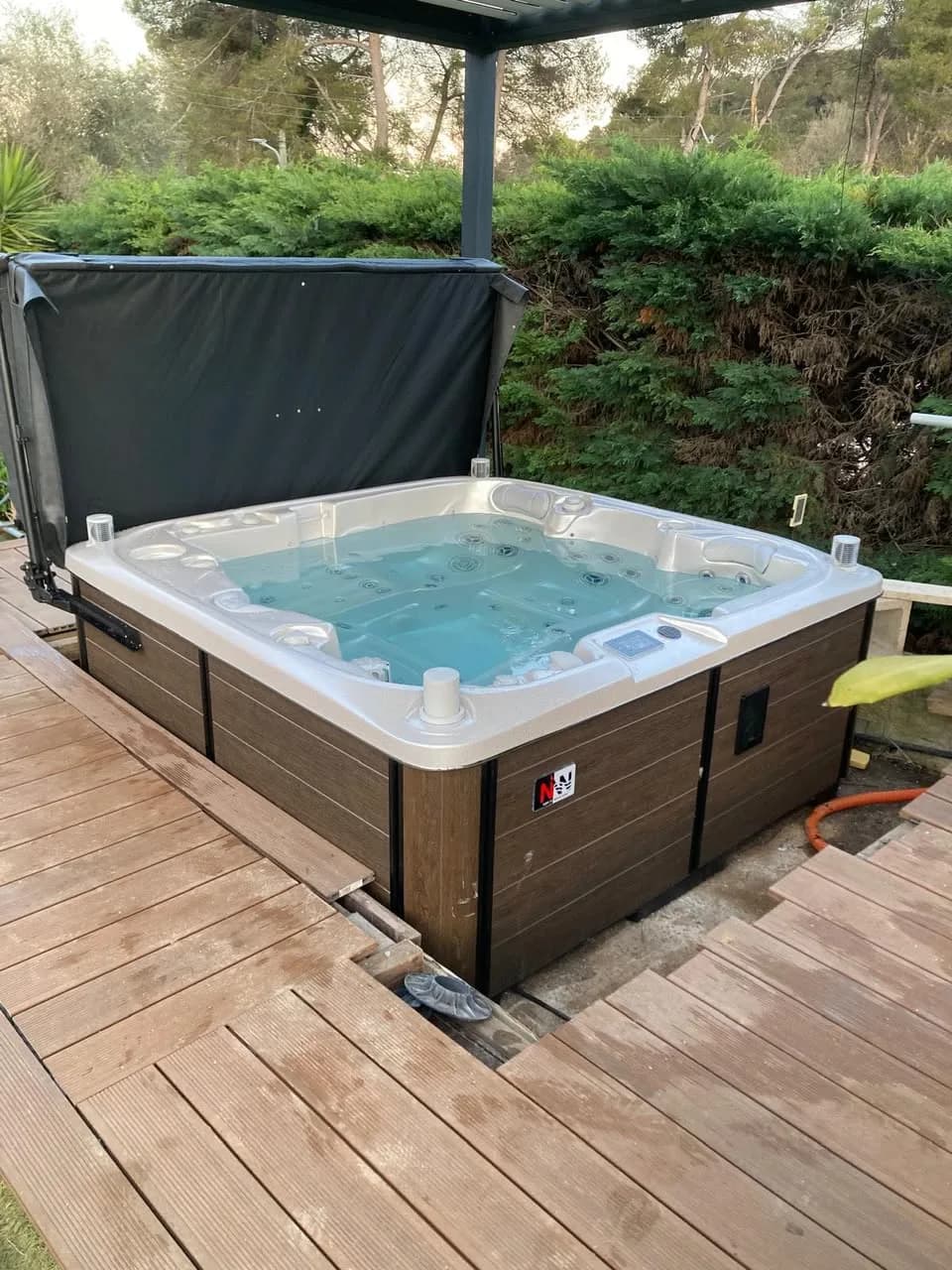 Installation d'un spa Bjørgan Full option à Antibes, sur une terrasse en bois, tablier brun