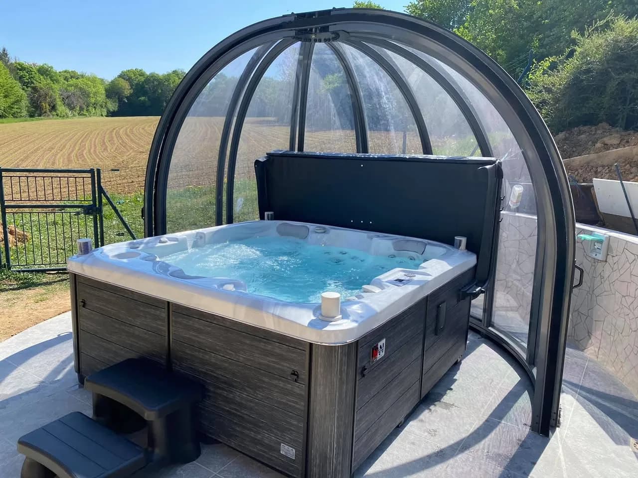 Installation d'un spa Bjørgan Full option à Audincourt, sous un abri transparent Aquacomet