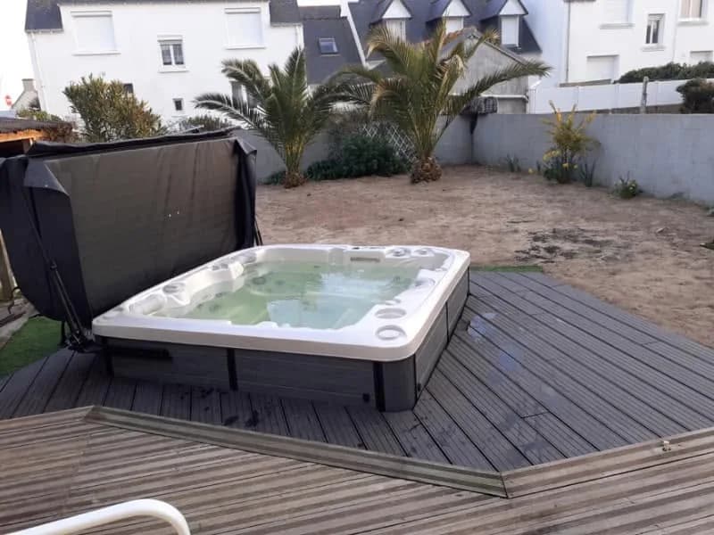 Installation d'un spa Bjørgan Full option dans le Finistère, sur une terrasse en bois, lève-couverture