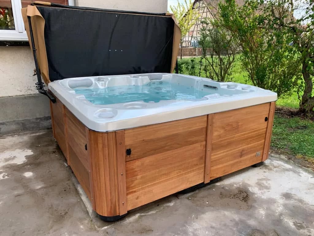 Installation d'un spa Bjørgan Full option dans le Haut-Rhin, habillage en cèdre, sur une dalle