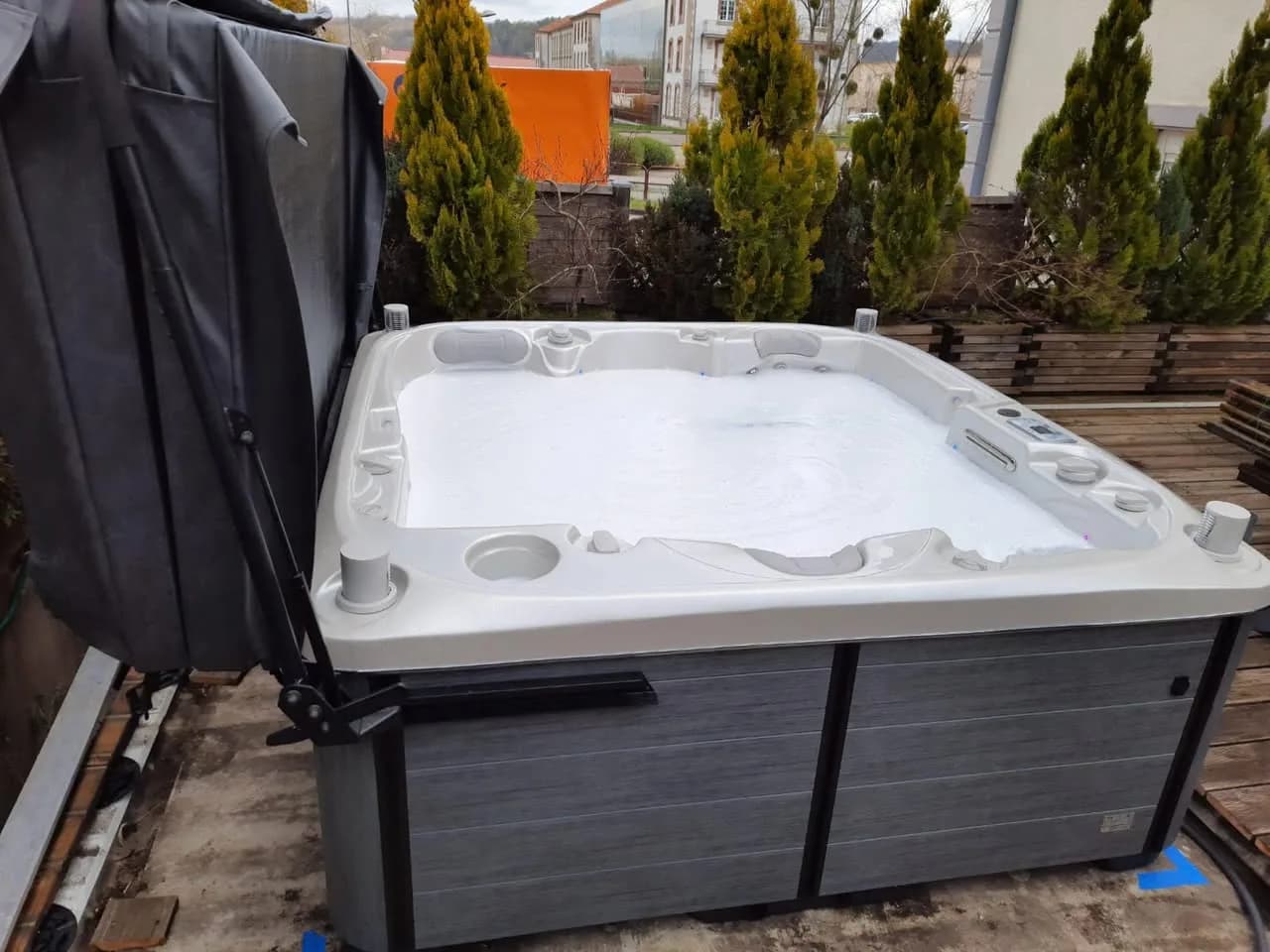 Installation d'un spa Bjørgan Full option dans le Territoire de Belfort, autre vue du chantier