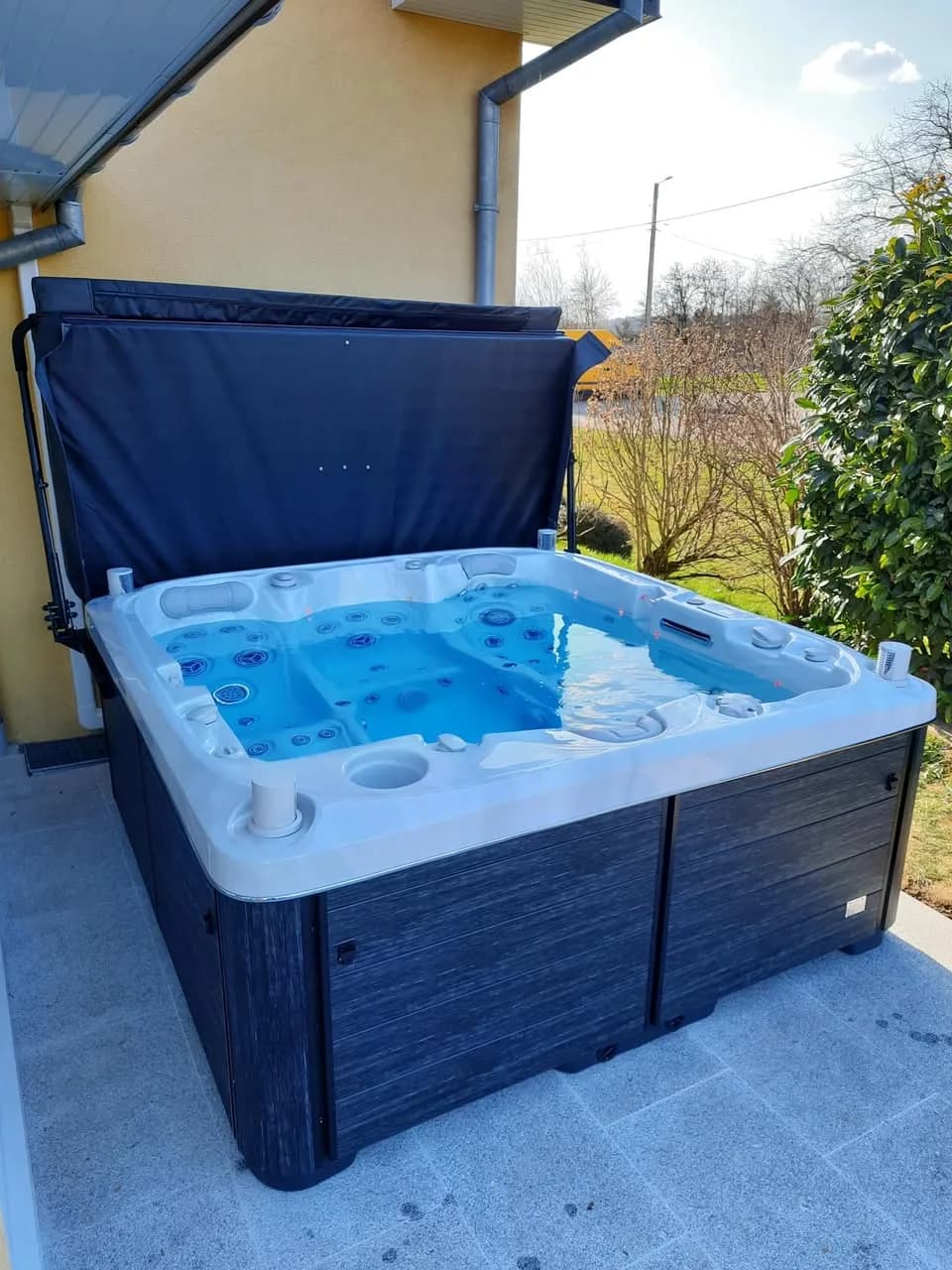 Installation d'un spa Bjørgan Full option à Feldbach, autre vue du chantier