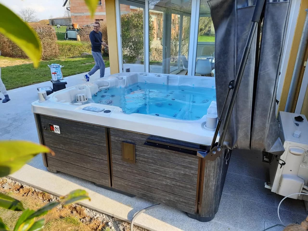 Installation d'un spa Bjørgan Full option à Feldbach, autre vue du chantier