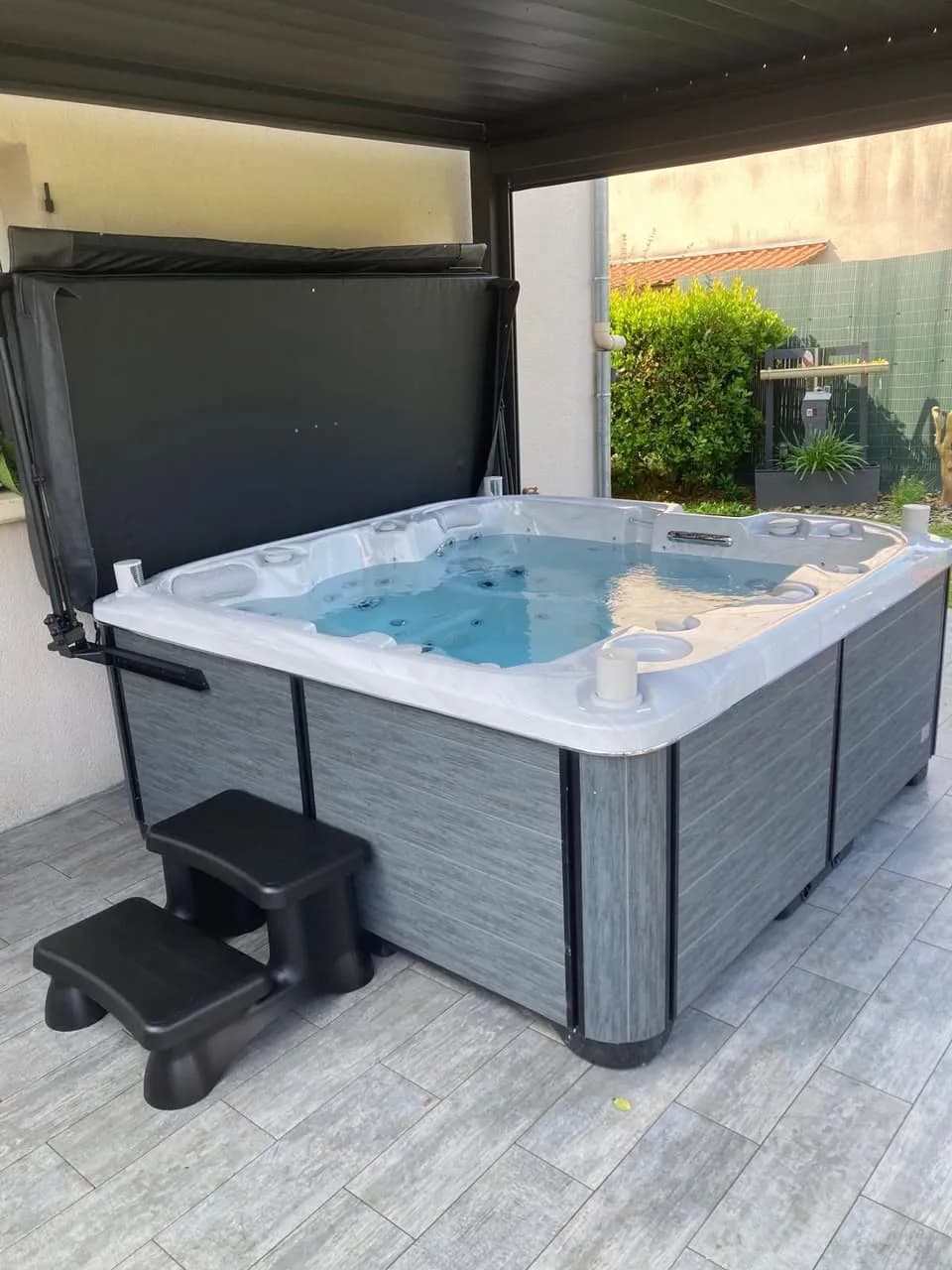 Installation d'un spa Bjørgan Full option à Guibeville, sous une pergola, sur une terrasse carrelée