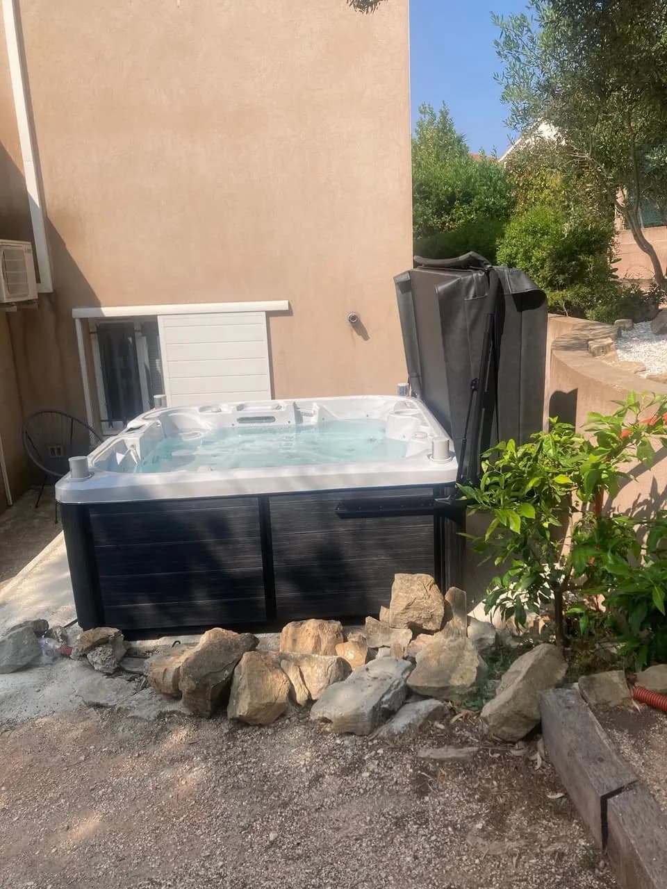 Installation d'un spa Bjørgan Full option à La Garde, au pied de la maison, sol bordé de pierres