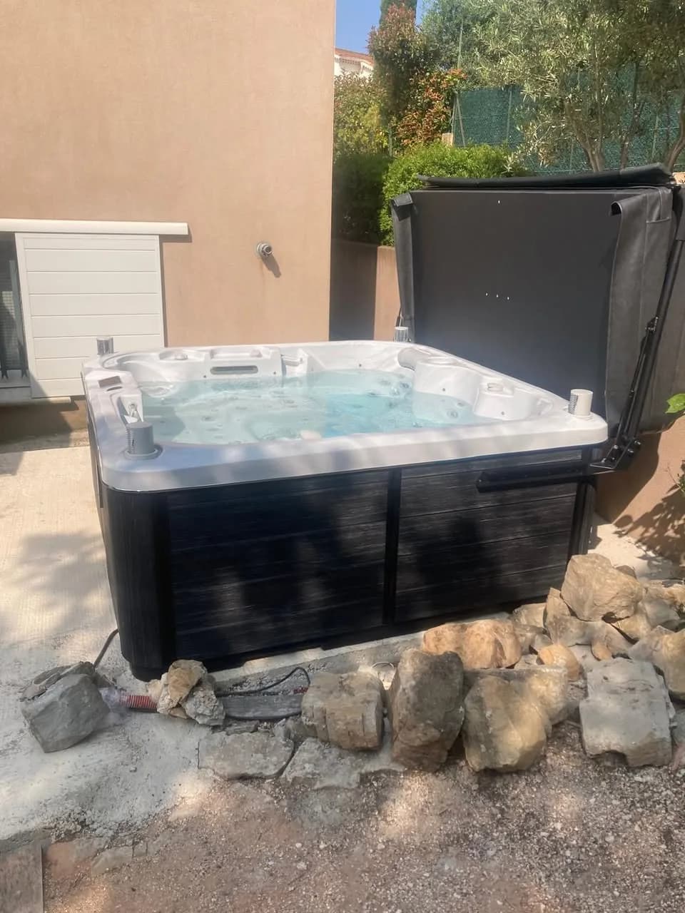 Installation d'un spa Bjørgan Full option à La Garde, autre vue du chantier