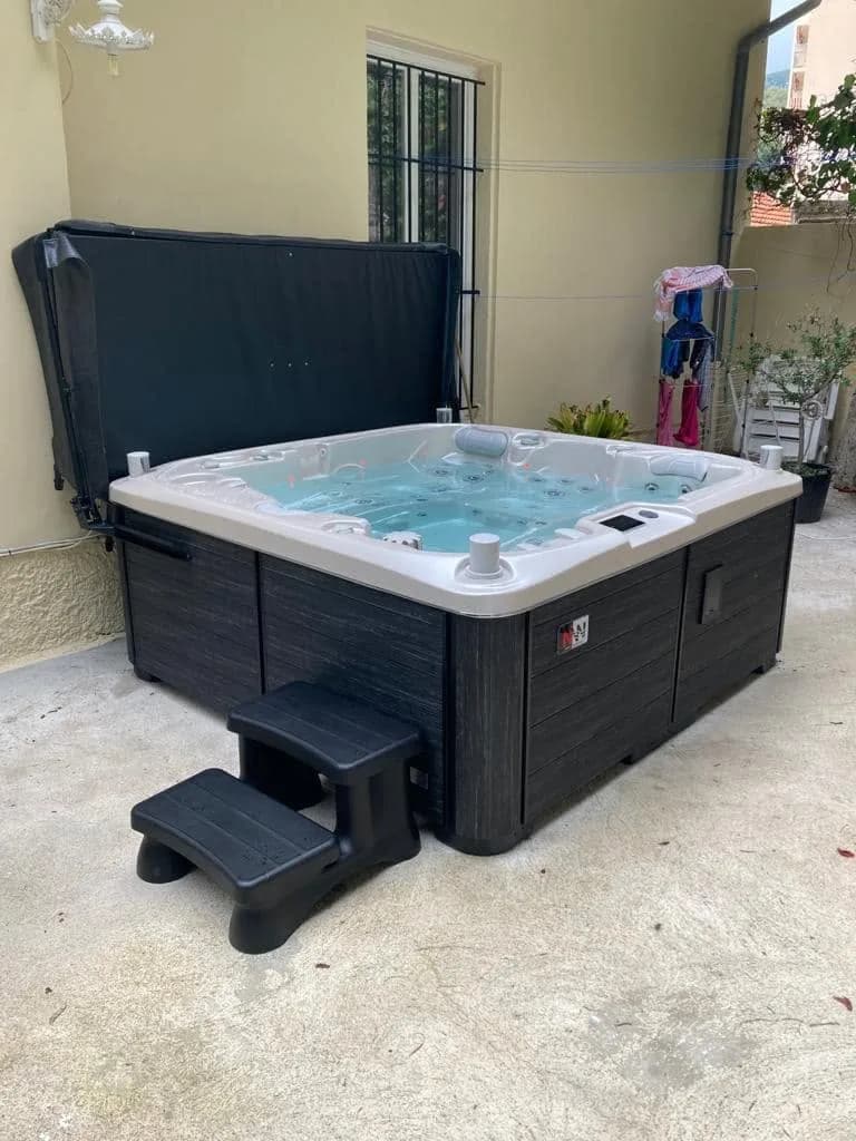 Installation d'un spa Bjørgan Full option à Menton, sur une terrasse, couverture relevée
