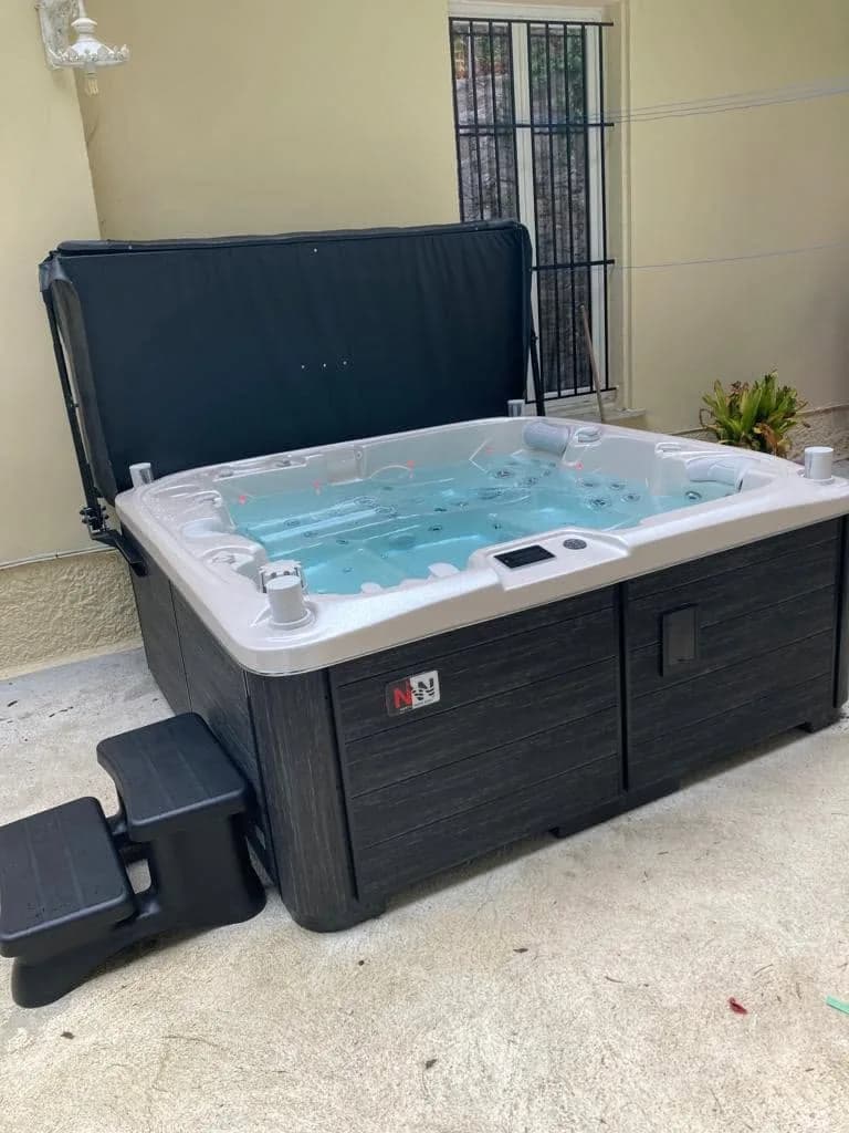 Installation d'un spa Bjørgan Full option à Menton, autre vue du chantier