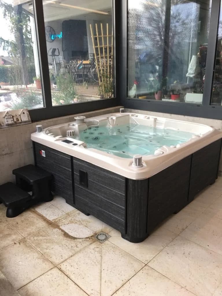 Installation d'un spa Bjørgan Full option à Neuchâtel, dans une véranda vitrée
