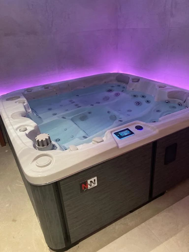 Installation d'un spa Bjørgan Full option à Saint-Aunès, dans un espace abrité, éclairage LED