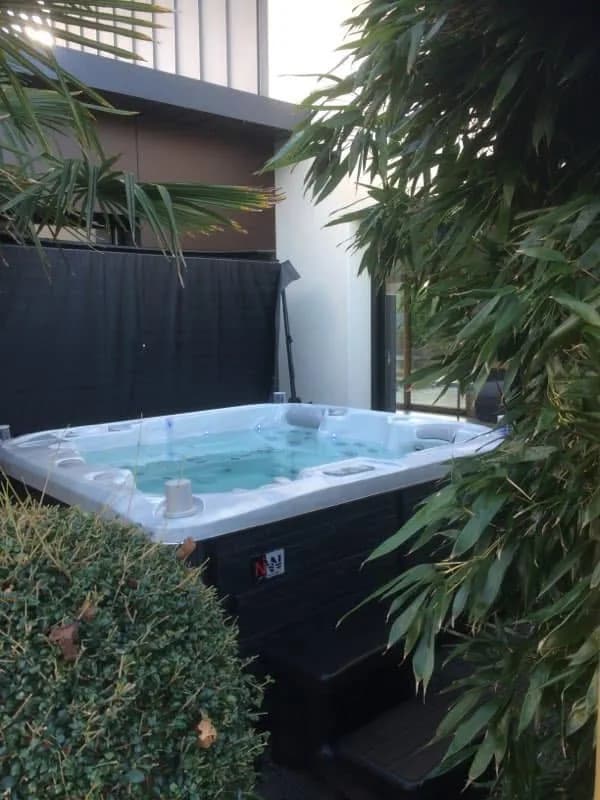 Installation d'un spa Bjørgan Full option à Saint-Renan, sur une terrasse entourée de plantes