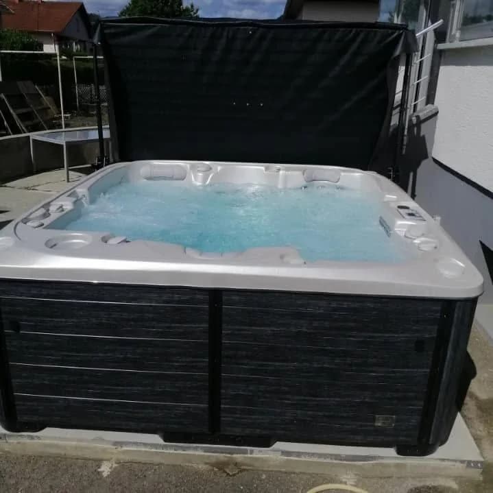 Installation d'un spa Bjørgan Full option à Staffelfelden, sur une dalle contre la maison