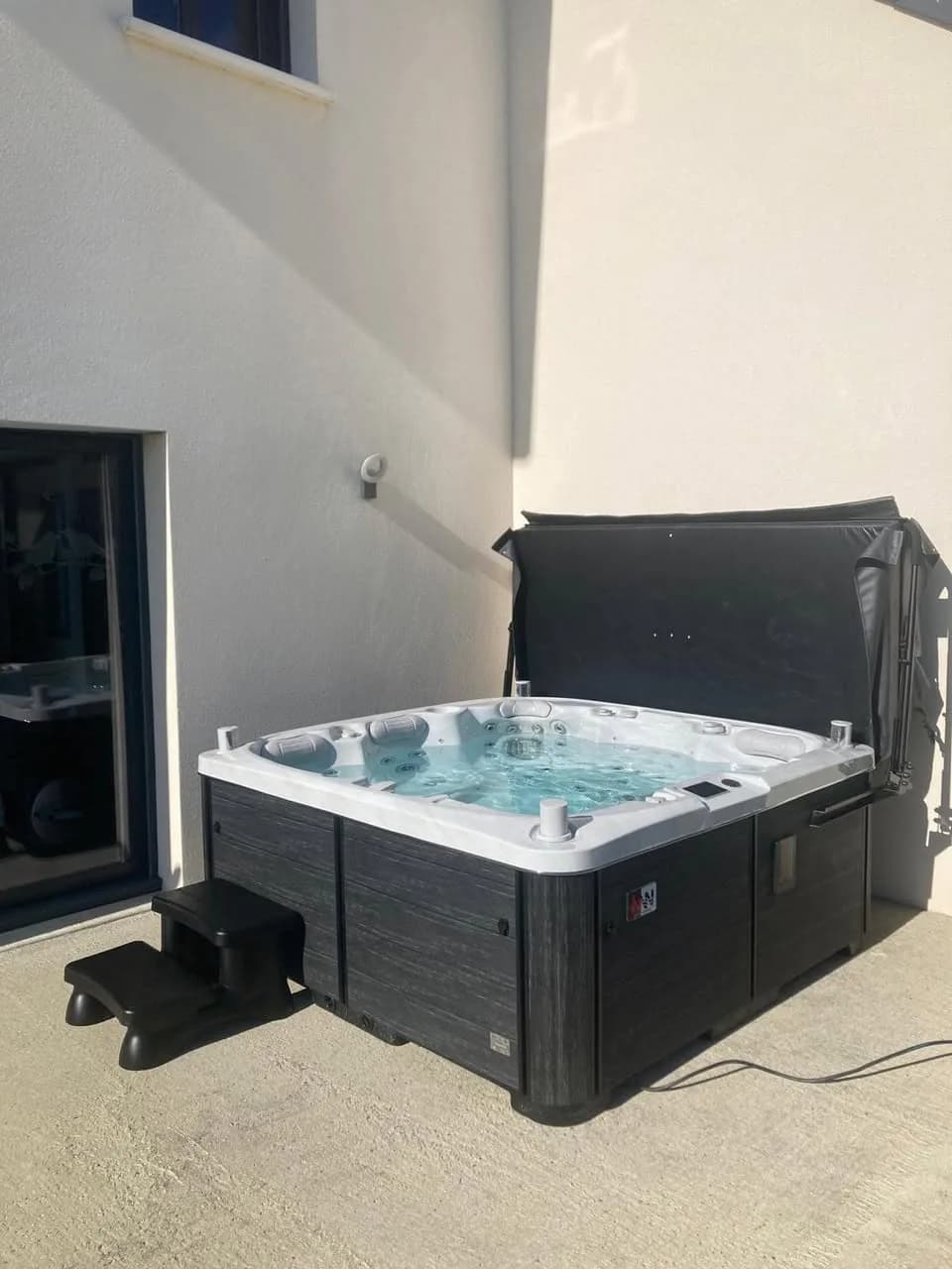 Installation d'un spa Bjørgan Full option à Vivy, sur une terrasse contre la façade