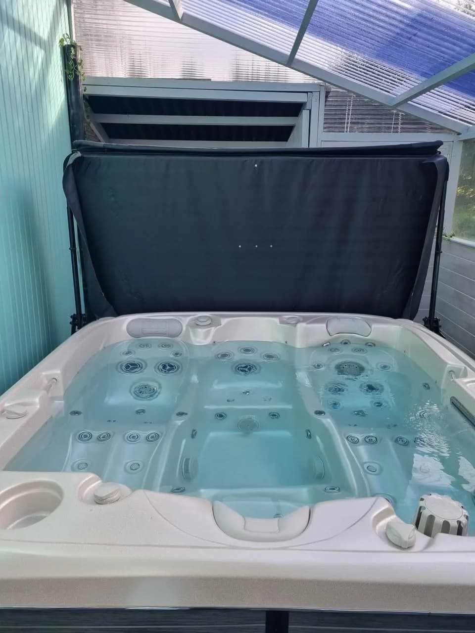 Installation d'un spa Bjørgan à Grand'Combe-Châteleu, dans une véranda à toit translucide