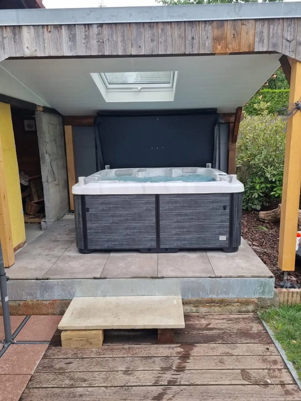 Installation d'un spa Bjørgan à Hirsingue, sous un abri en bois