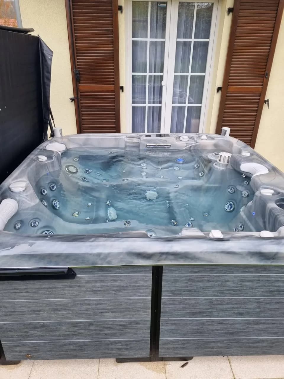 Installation d'un spa Bjørgan à Hochstatt, contre la maison, en bordure de pelouse