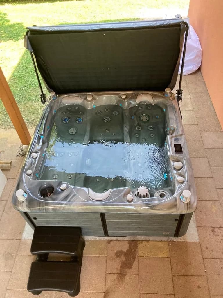 Installation d'un spa Bjørgan à Illfurth, sur une terrasse carrelée sous une pergola