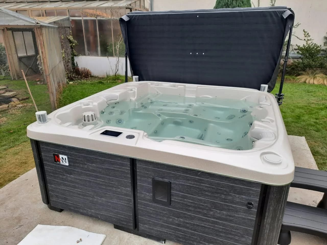 Installation d'un spa Bjørgan à Kaltenhouse, sur une dalle en béton dans une pelouse