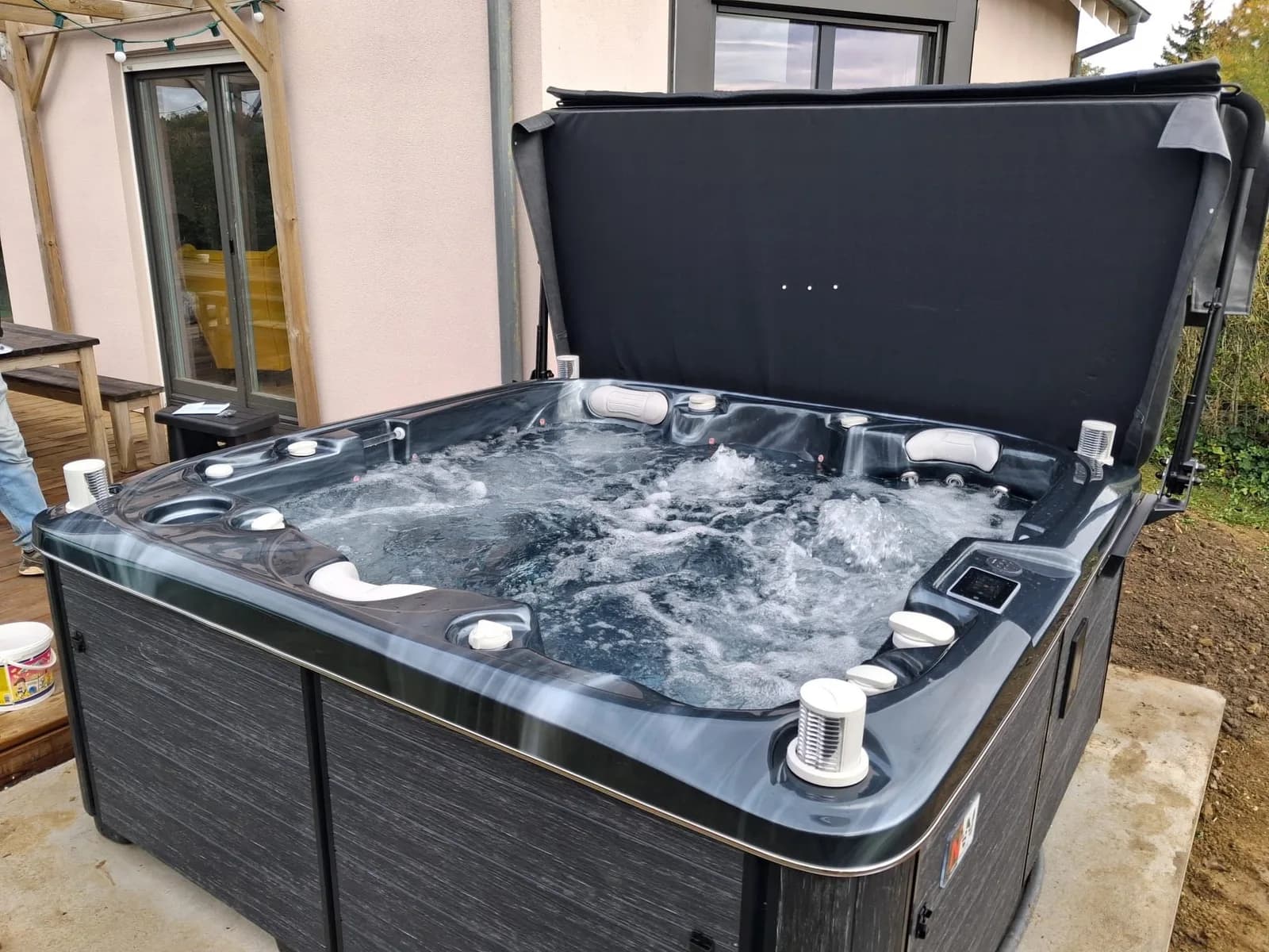Installation d'un spa Bjørgan Midnight Opal en Alsace, cuve Midnight Opal, sur une dalle face aux collines