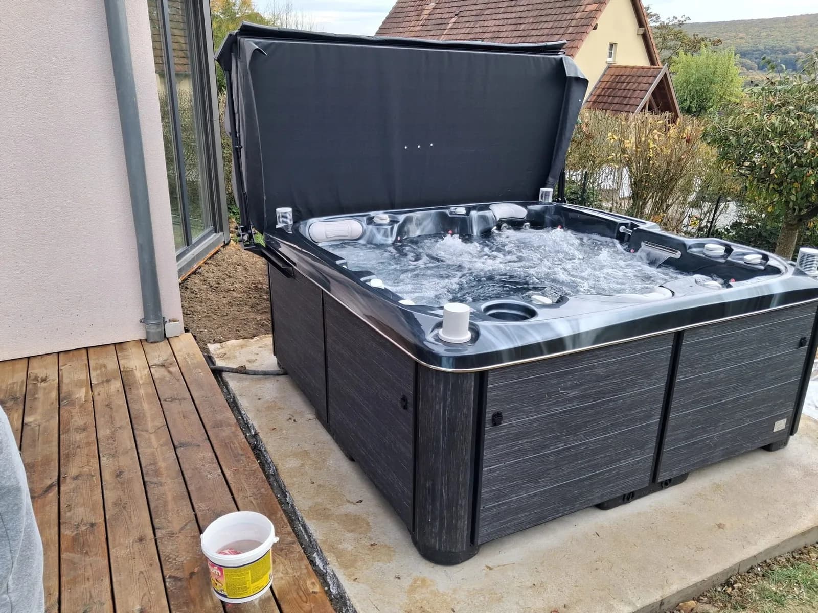 Installation d'un spa Bjørgan Midnight Opal en Alsace, autre vue du chantier