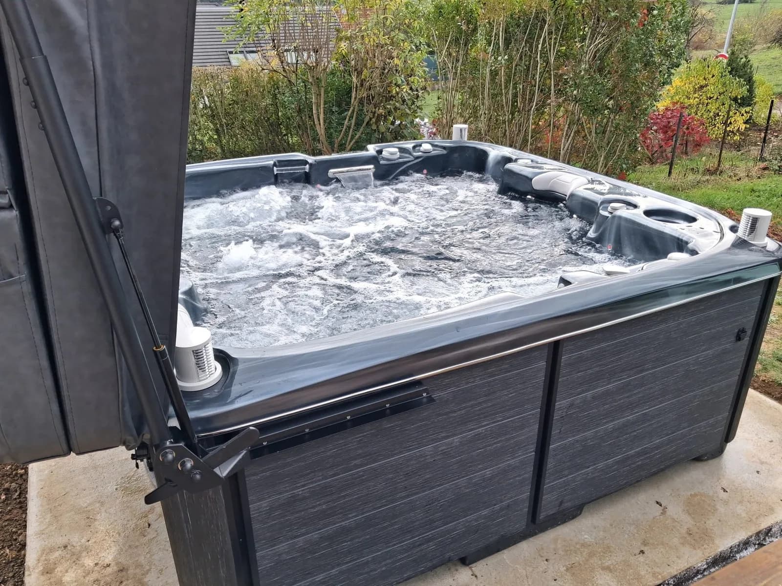 Installation d'un spa Bjørgan Midnight Opal en Alsace, autre vue du chantier