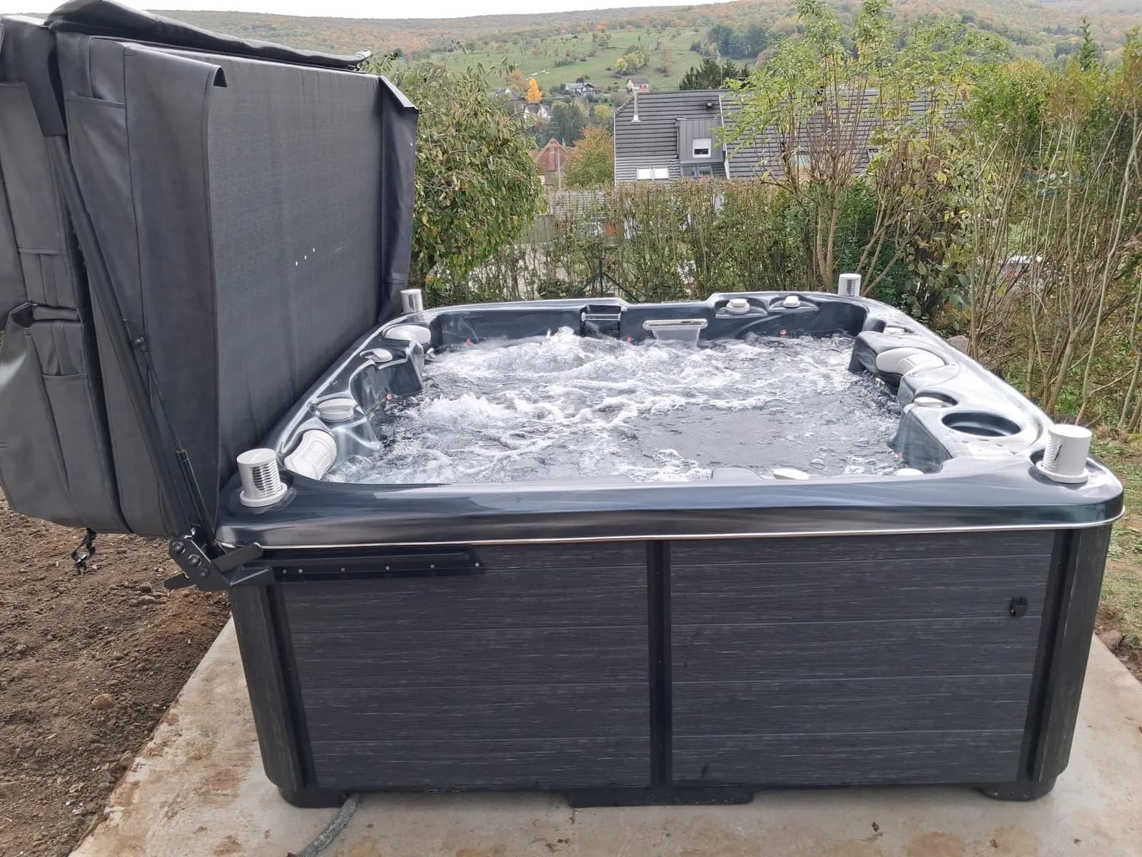 Installation d'un spa Bjørgan Midnight Opal en Alsace, autre vue du chantier