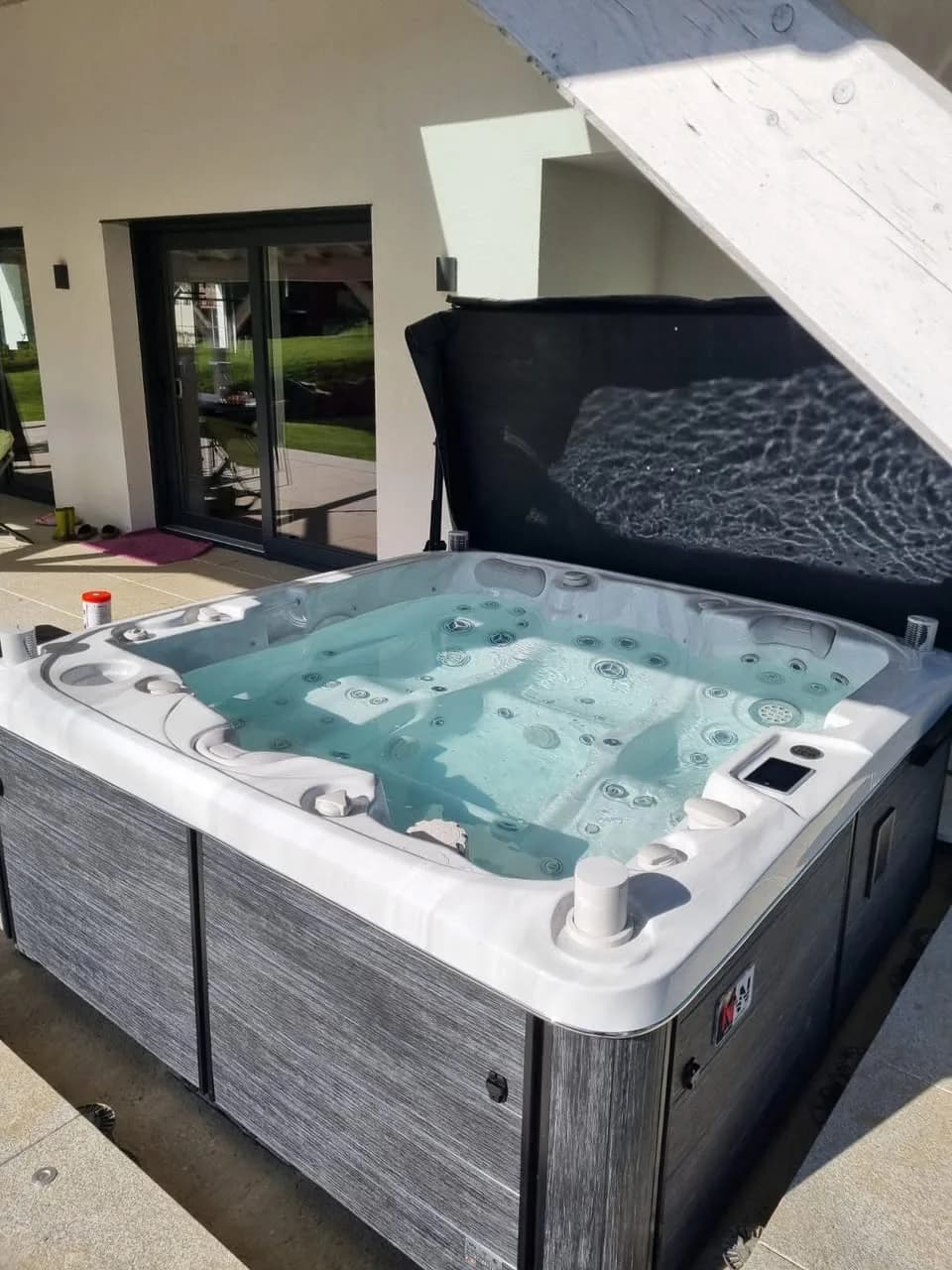 Installation d'un spa Bjørgan à Muespach, près d'une baie vitrée