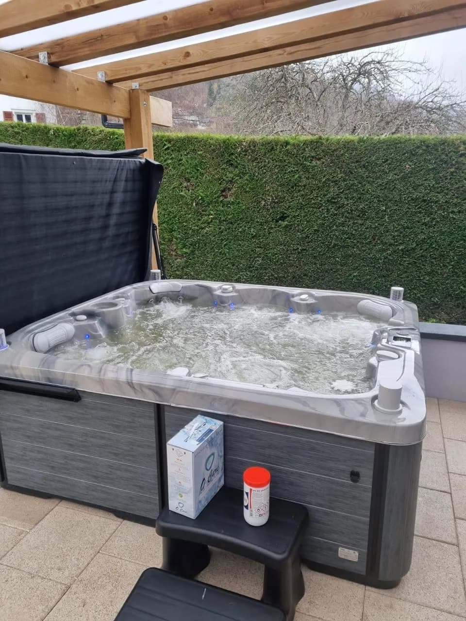 Installation d'un spa Bjørgan à Oderen, sous une pergola, cuve Odyssey