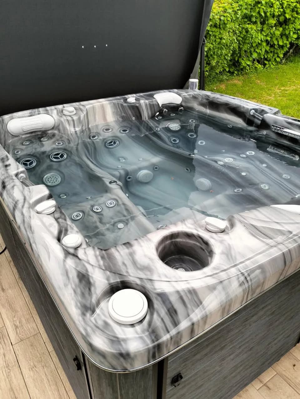 Installation d'un spa Bjørgan à Perrigny, sur une terrasse en bois, cuve marbrée