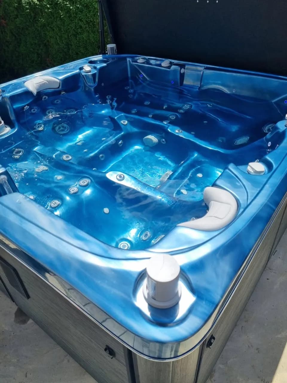 Installation d'un spa Bjørgan à Pont-de-Roide, cuve bleue en eau