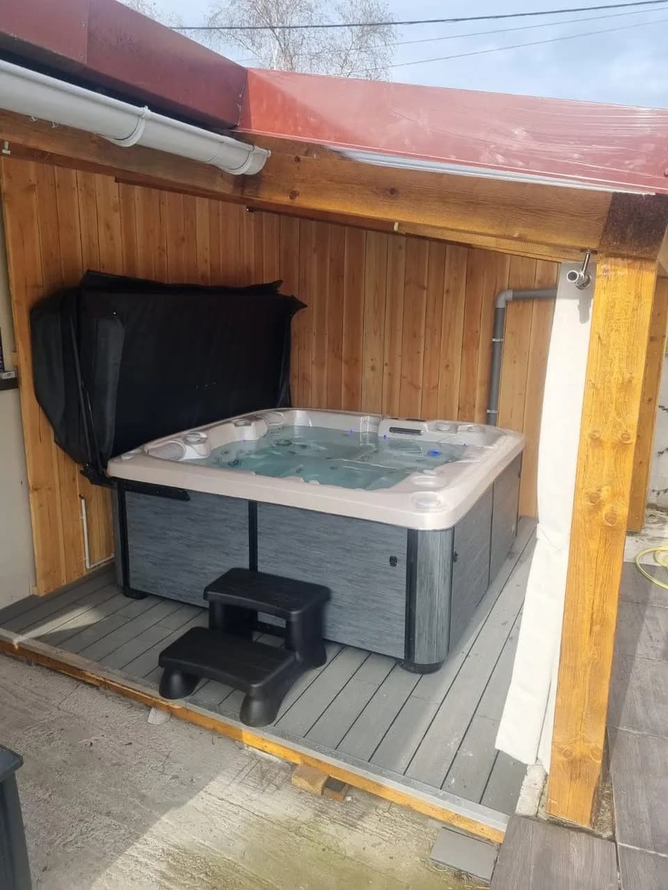 Installation d'un spa Bjørgan à Rossfeld, sous un abri en bois, marchepied