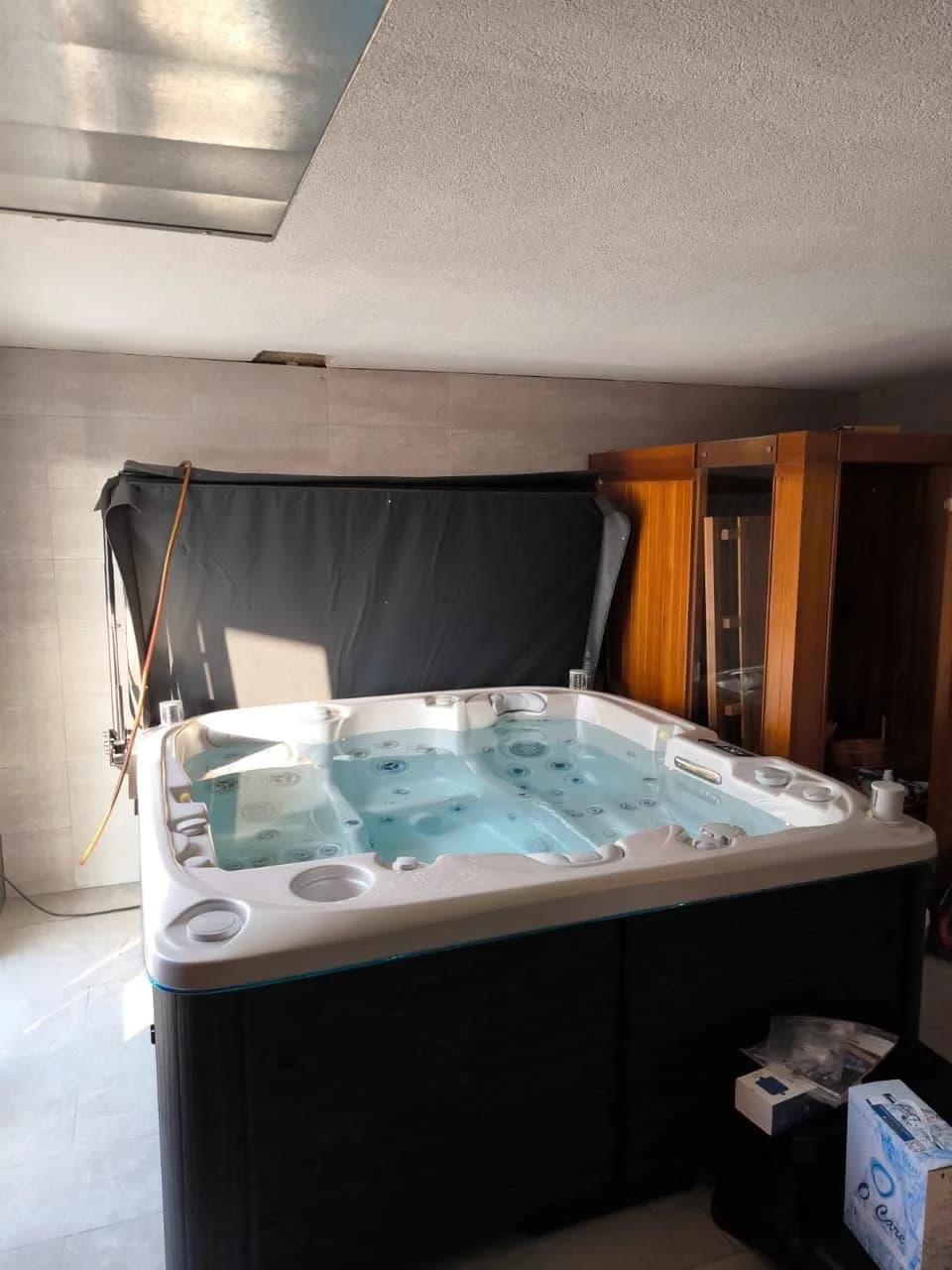 Installation d'un spa Bjørgan à Ruelisheim, sous une terrasse couverte