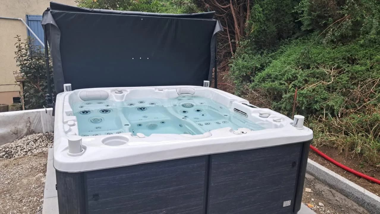 Installation d'un spa Bjørgan à Thann, sur une dalle, couverture relevée