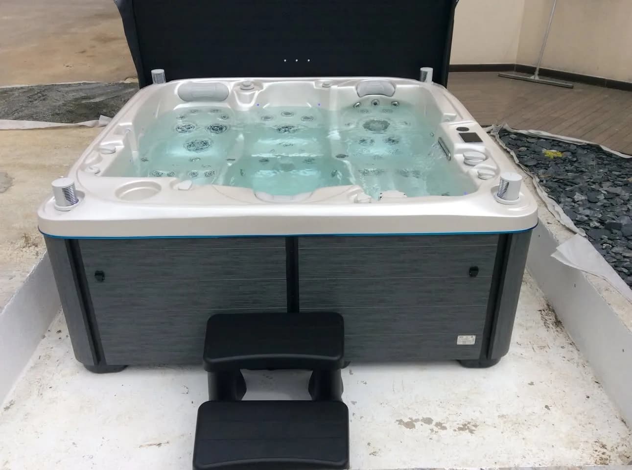 Installation d'un spa Bjørgan à Trêve, dans une dalle bordée de paillage d'ardoise