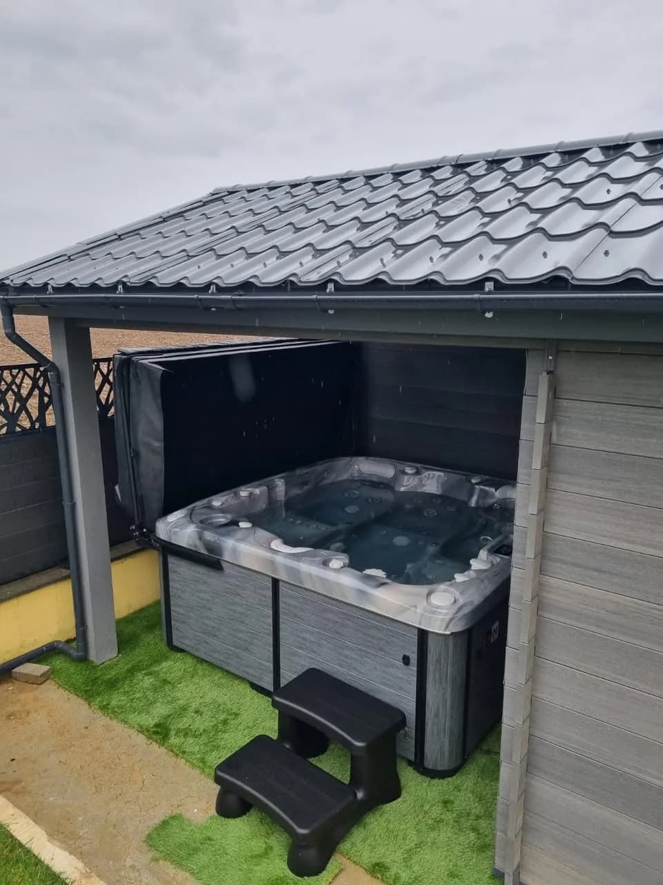 Installation d'un spa Bjørgan à Wiwersheim, sous un abri au fond du jardin