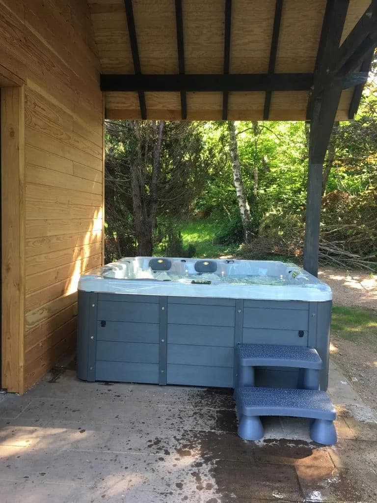 Installation d'un spa Burlington à Brazey-en-Morvan, sous un auvent en bois, marchepied