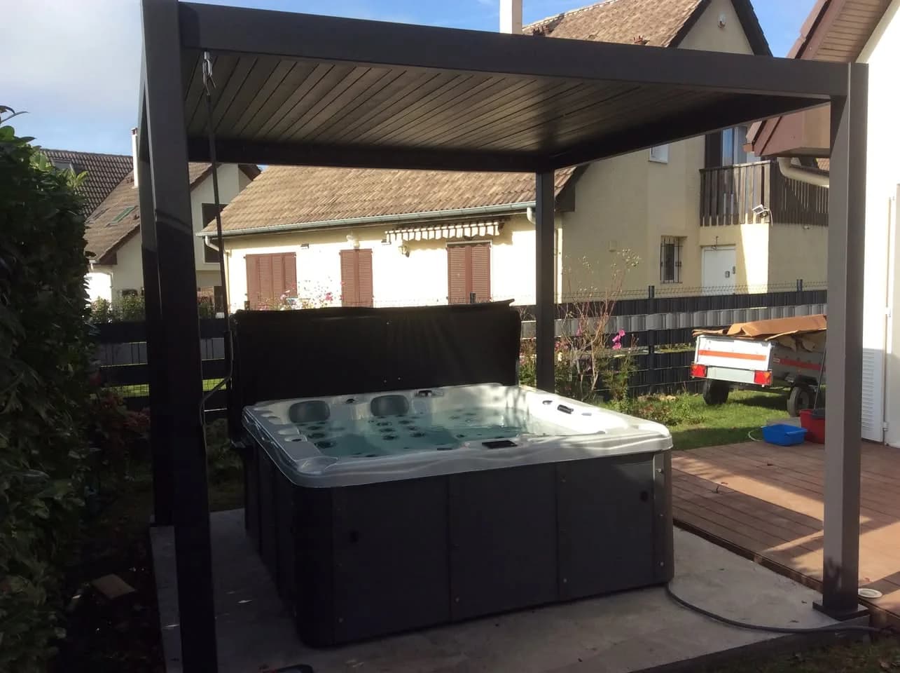 Installation d'un spa Burlington à Bures-sur-Yvette, sous une pergola aluminium, lève-couverture
