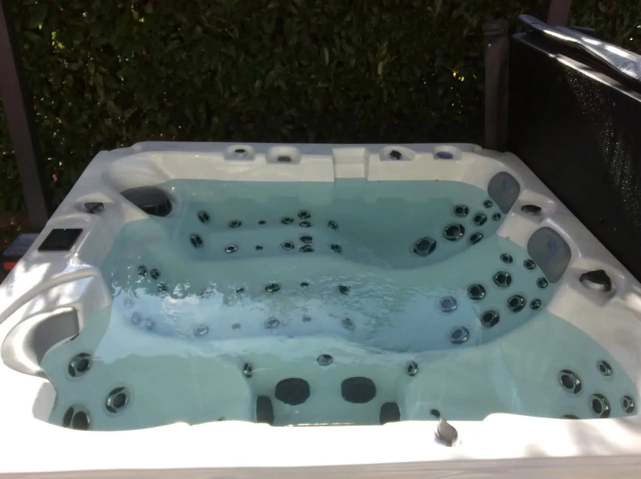 Installation d'un spa Burlington à Bures-sur-Yvette, autre vue du chantier