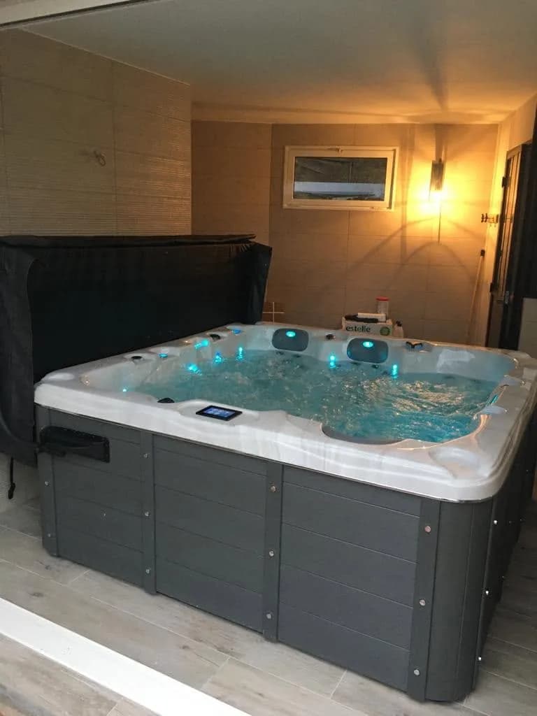Installation d'un spa Burlington à Caux-et-Sauzens, en intérieur, pièce vitrée, éclairage LED