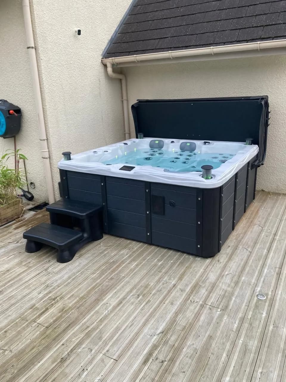 Installation d'un spa Burlington Full option à Givet, sur une terrasse en bois contre la maison
