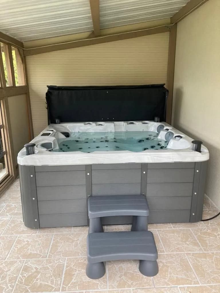 Installation d'un spa Burlington Full option à Mesves-sur-Loire, sous un abri, sur un sol carrelé