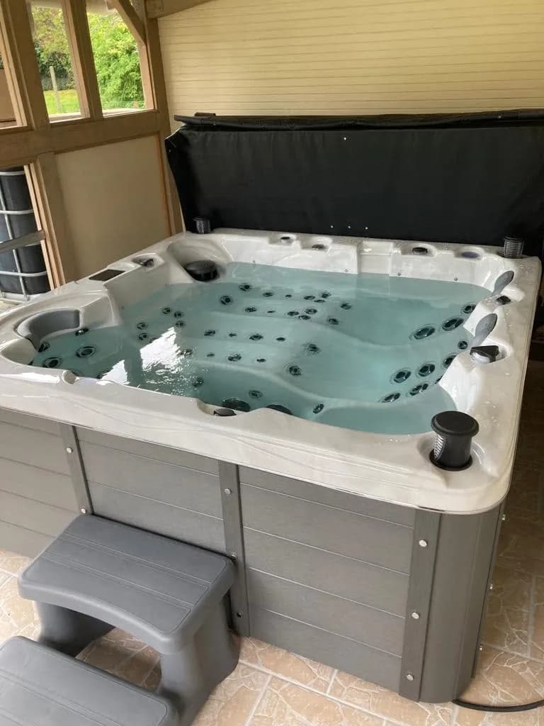 Installation d'un spa Burlington Full option à Mesves-sur-Loire, autre vue du chantier