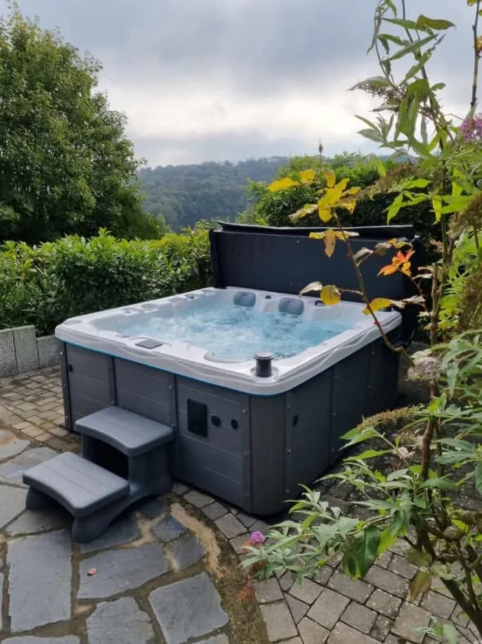 Installation d'un spa Burlington Full option à Mulhouse, sur un dallage pavé, marchepied