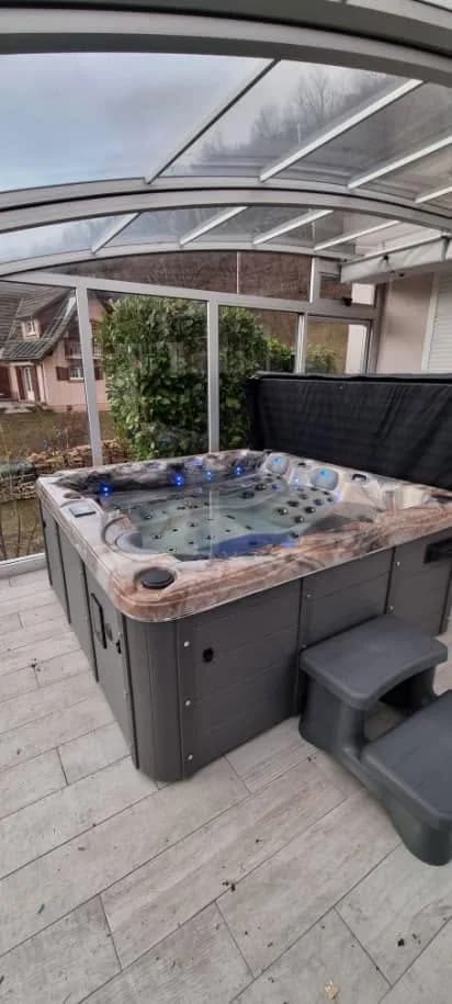 Installation d'un spa Burlington Full option à Ranspach, sous une véranda, marchepied