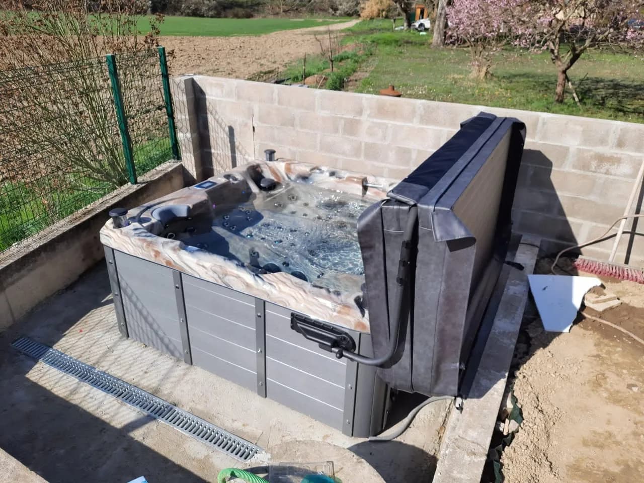Installation d'un spa Burlington Full option à Rosenau, en semi-encastré, lève-couverture