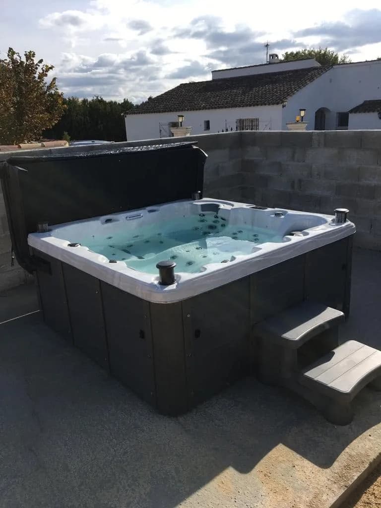 Installation d'un spa Burlington Full option à Saint-Cannat, sur une dalle grise, lève-couverture et marchepied
