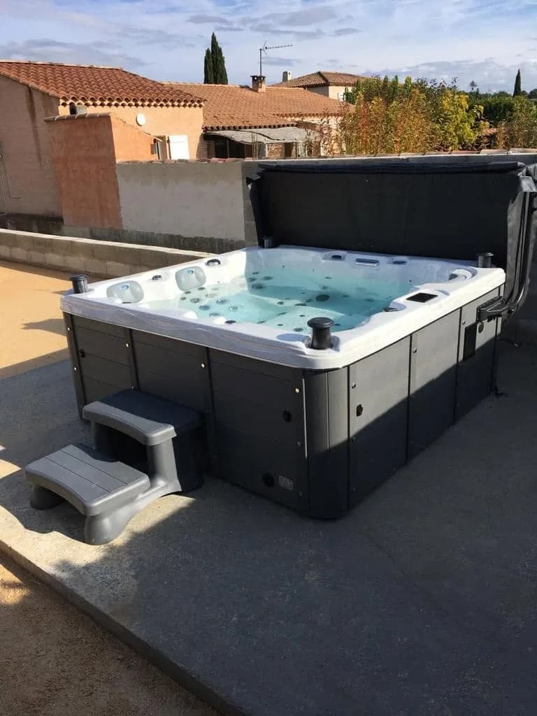 Installation d'un spa Burlington Full option à Saint-Cannat, autre vue du chantier