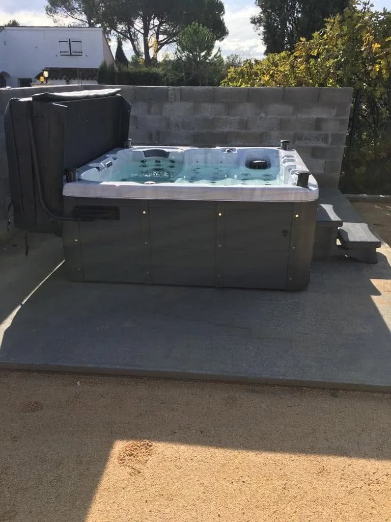 Installation d'un spa Burlington Full option à Saint-Cannat, autre vue du chantier