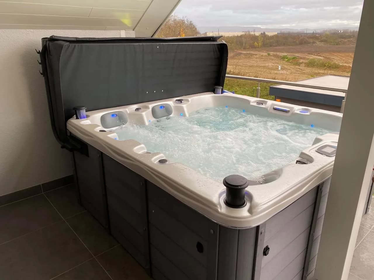 Installation d'un spa Burlington Full option à Saint-Louis, sur une terrasse au premier étage